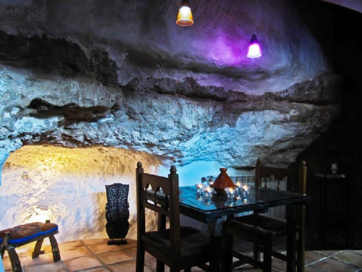 Todas las casas tienen por lo menos una pared rocosa pared excavada roca