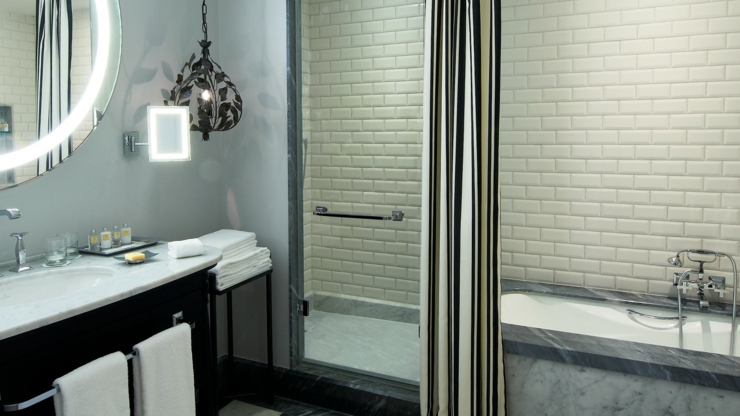 Baño elegante y bien equipado en tono gris bano confortable hotel boutique