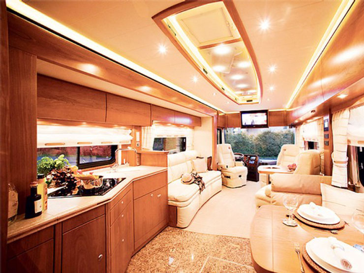 Salón comedor de autocaravana, diseñado con chic y glamour salоn conectado zona conductor
