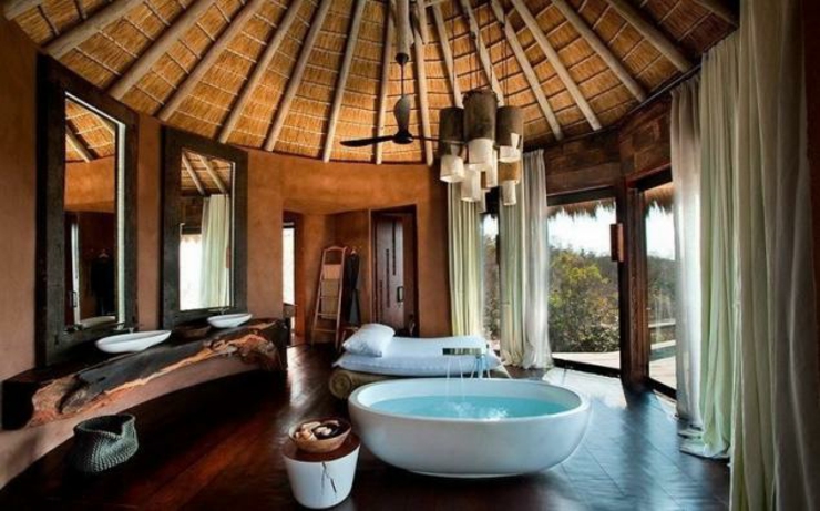 Habitación amplía con bañera y terraza con vistas en el resort habitacion comoda chic africano
