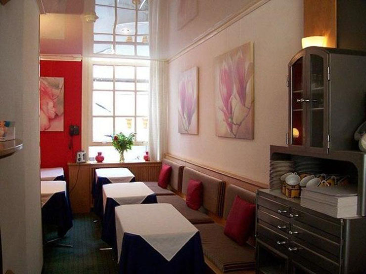 Ambiente acogedor en unos de los hoteles gay mas famosos restaurante ambiente agradable