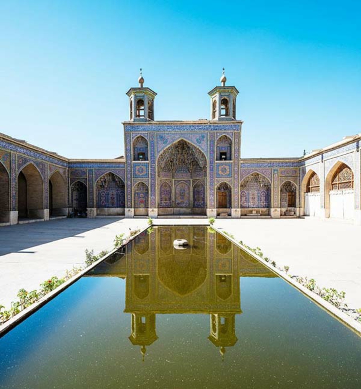 Está construida en 1888 por arquitectos iraní famosos de la época mezquita irani nasir al mulk
