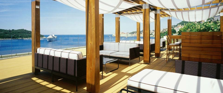 Elegante bar en uno de los magníficos hoteles de lujo tomar aperitivo bar exterior