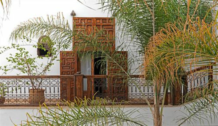 Corredores rodean este elegante patio arboleado patio relajante tranquilo