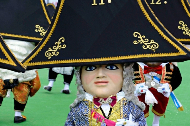 Danza de los enanos es alegre y divertida enanos bailan alegre divertido