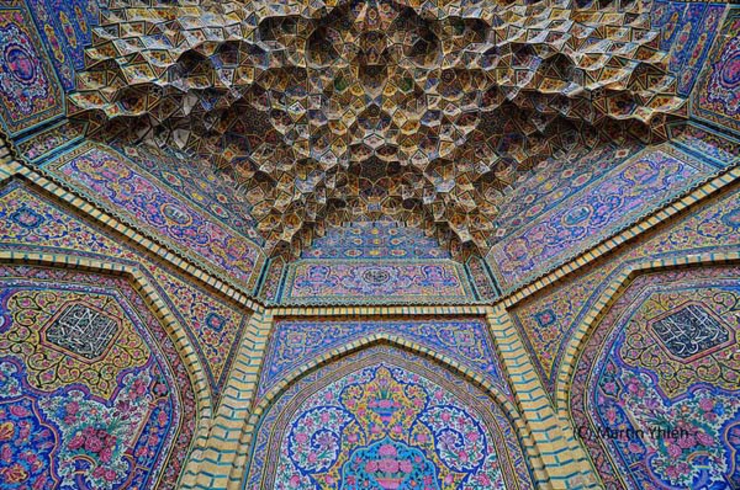 Elementos llamativos del diseño y la arquitectura completan la sensación de lugar irrepetible interior lleno colores