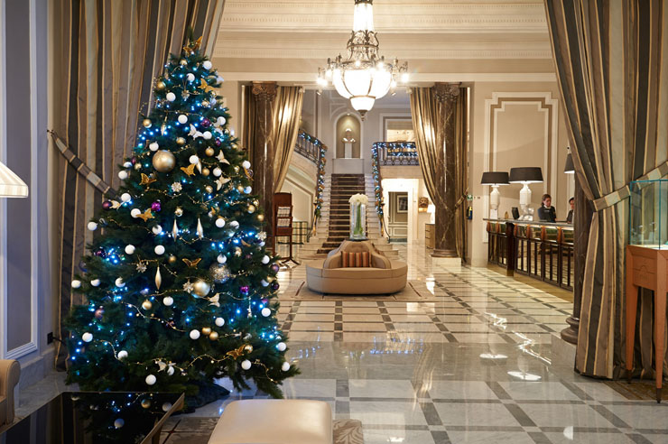 El árbol de Navidad está montado en el lobby del hotel lujoso en San Sebastián espiritu navideño llego hotel maria cristina
