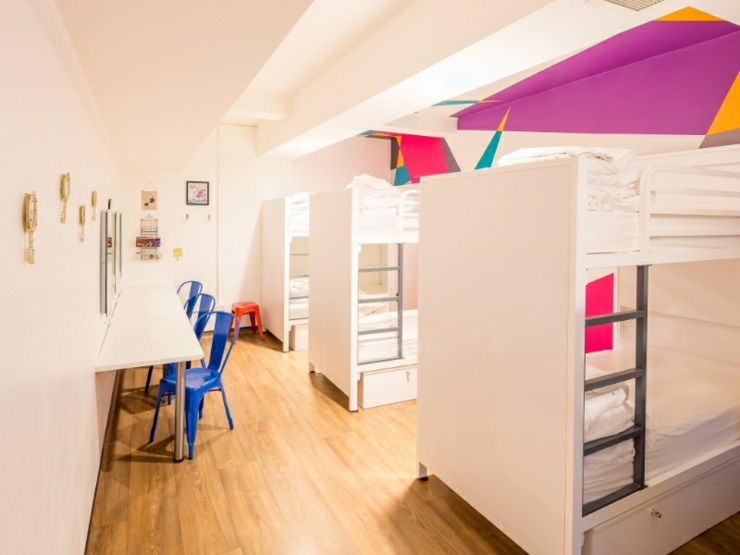 El hostal ofrece a los turistas habitaciones individuales y habitaciones compartidas dormitorio compartido generator hostel london