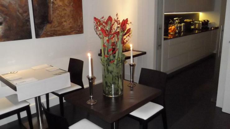 El desayuno que se sirve en este hostal en Bruselas es delicioso sala amplia decoracion elegante