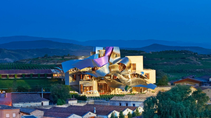 El Hotel Marqués de Riscal es la segunda obra maestra en España del famoso arquitecto Frank O. Gehry hotel marques riscas arquitecto famoso