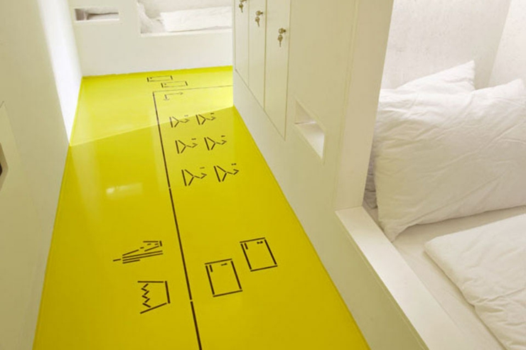 El color amarillo predomina el interior del Design Hostel Goli & Bosi diseno realizado studio up