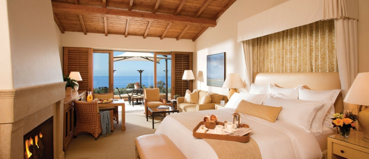 Dormitorio amplio con vistas maravillosas diseñado con elegancia idseno chic dormitorio pelican hill