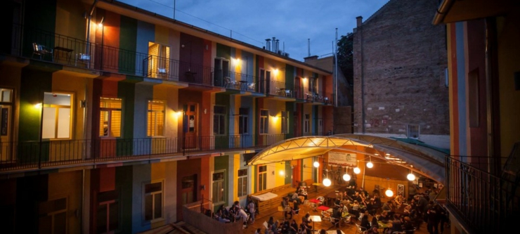 Terraza con piscina y bar ofrece divertimento a sus visitantes bar piscina terraza exterior
