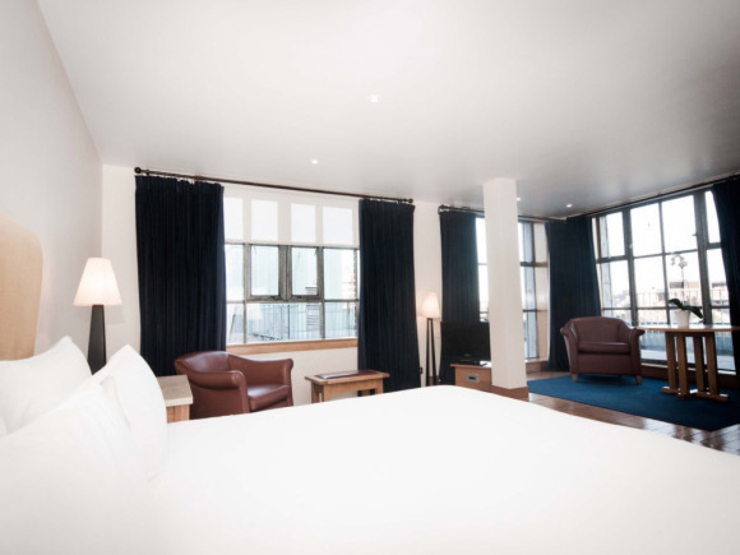 Una de las lujosas y confortables habitaciones en The Clarence Hotel habitacion espaciosa hotel famoso bono