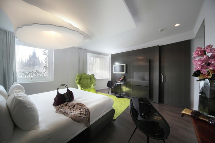 Dormitorio espacioso y elegante con vistas a la ciudad amplio dormitorio hotel milan
