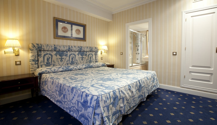 Dormitorio en Hotel Velázquez Madrid cuenta con un diseño chic habitacion diseno moderno elegante
