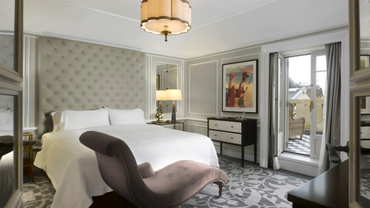 Dormitorio del hotel boutique con vistas decorado estilo clásico habitacion deco clasica