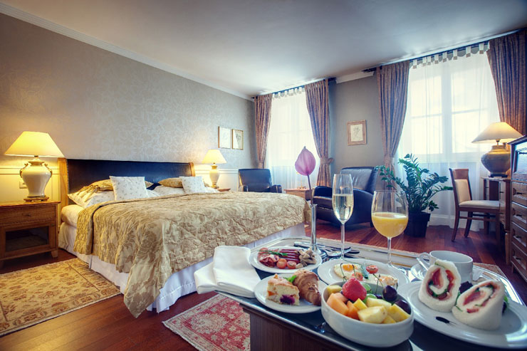 Habitación espaciosa con grandes ventanales y con vistas hotel boutique marrols bratislava