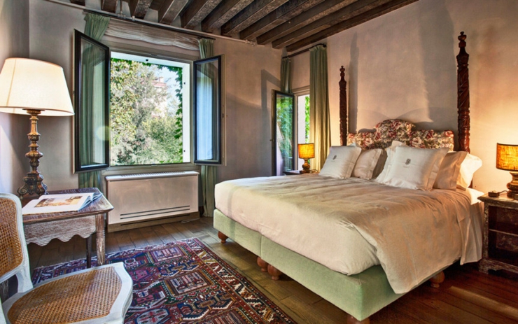 Este espacioso dormitorio ofrece vistas al jardín habitacion amplia diseno clasico