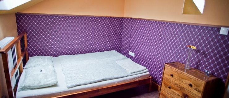Dormitorio privado con confortable cama doble habitacion privada hostel budapest