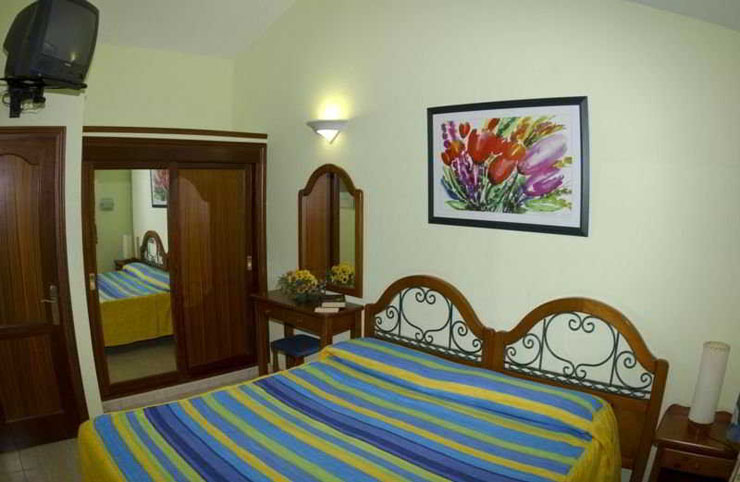 Habitación confortable en el hotel ga, situado en la Playa del Inglés dormitorio conocido hotel gay