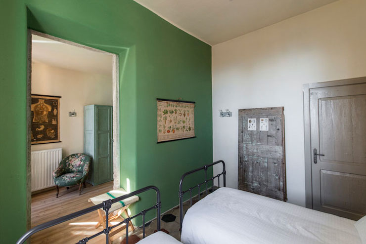 Vieja escuela alberga coqueto hostal en pequeño pueblo italiano habitacion comoda pension rustica