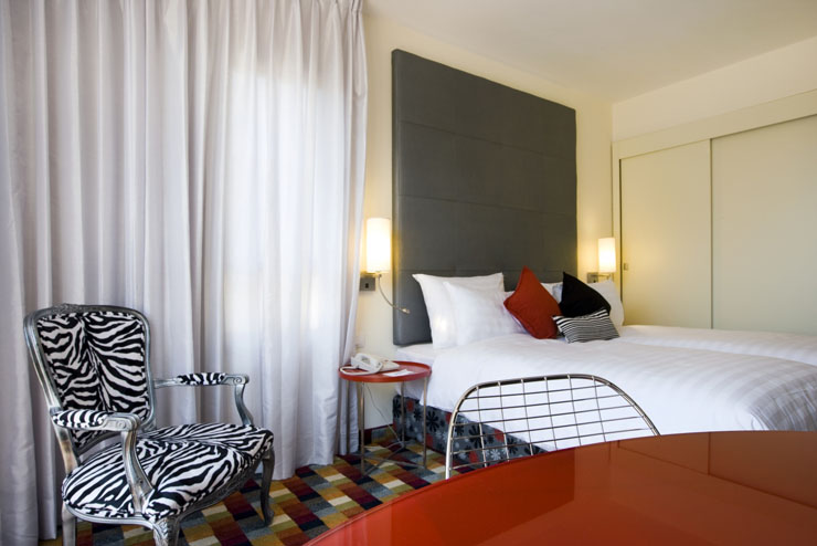 Habitación elegantemente diseñada con sencillez dormitorio confortable vistas ciudad