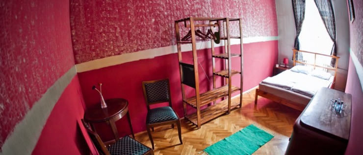 Dormitorio compartido en pleno centro de Budapest, decorado en tonos alegres colores alegres hostel budapest