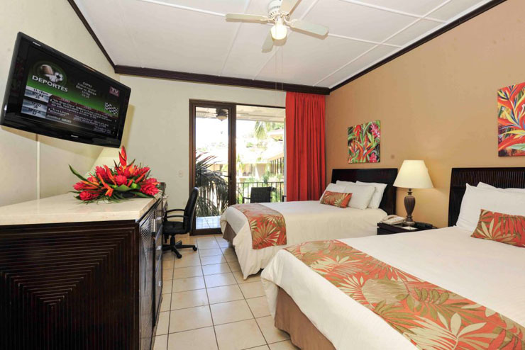 Habitación confortable, diseñada en estilo contemporáneo, con vistas a la piscina flamingo beach resort spa