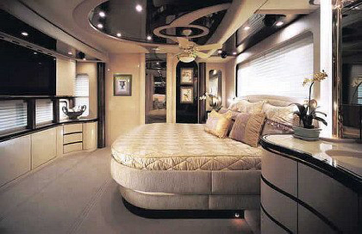 Relax de lujo y confort en una enorme casa sobre ruedas dormitorio amplio nada claustrofóbico