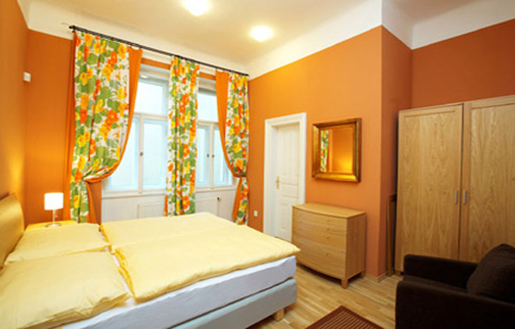 Dormitorio espacioso decorado en colores vivos y alegres habitacion hotel boutique diseno moderno