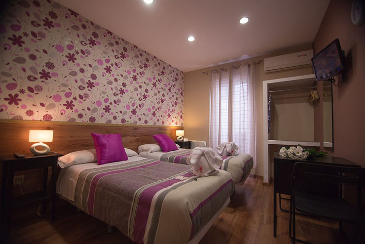 Habitación doble en un buen hostal en la capital dormitorio amplio comodo barato