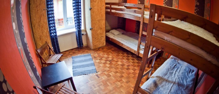 Habitación para cuatro personas diseñada con simpleza y elegancia dormitorio compartido elegante comodo