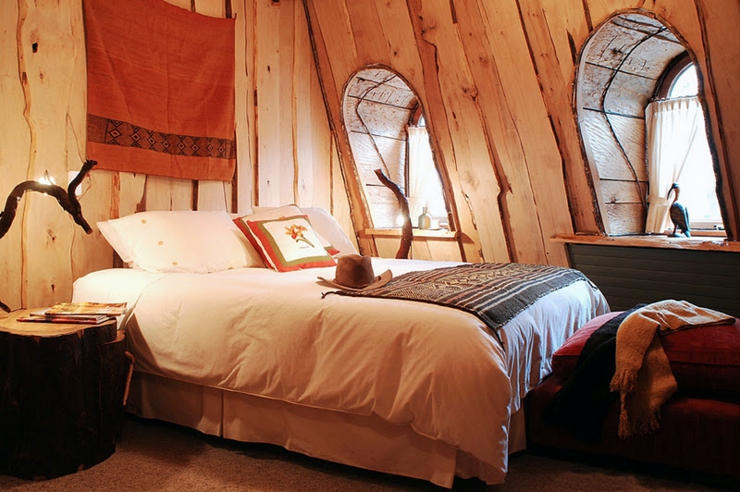 El diseño del dormitorio es en estilo rustico caloroso acogedor ambiente rustico