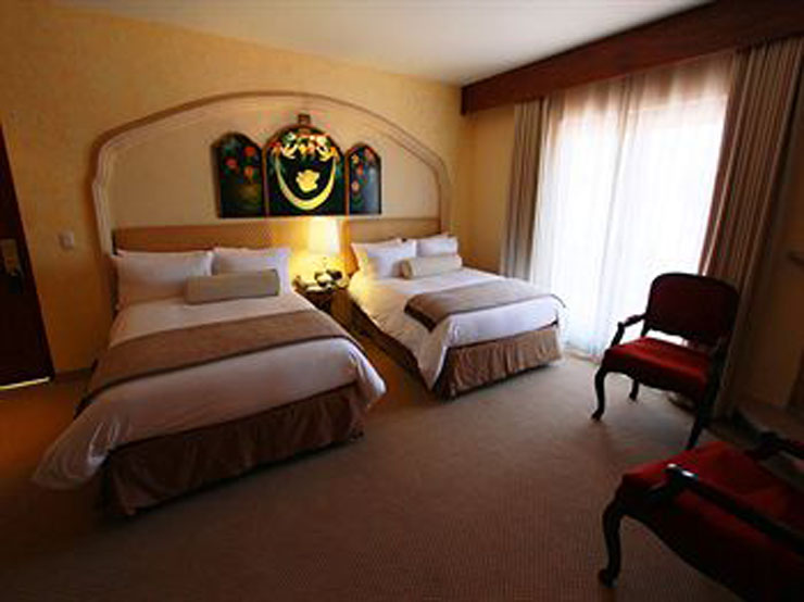 Dormitorio confortable con muebles de la época en hotel lujoso en México duite elecante diseno colonial