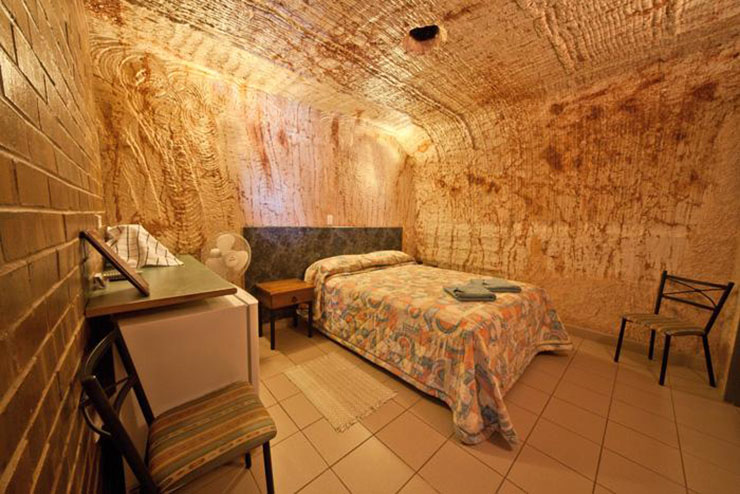 El clima en Coober Pedy obliga construir un motel como este motel evitar color verano