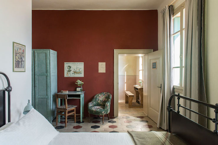 Dormitorio cómodo en pequeño hostal con vistas impresionantes comodo economico hostal rustico italia
