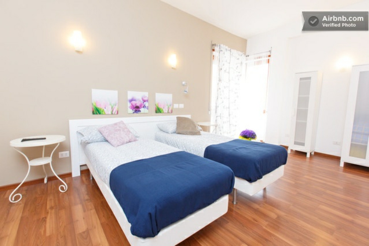 Habitación amplia en uno de los pequeños hostales en Roma simpaticos hostales roma dormitorio comodo