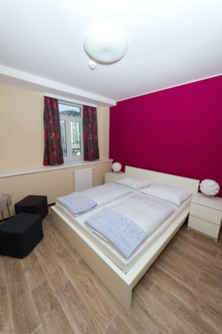 Habitación amueblado con todo lo que es necesario dormitorio coqueto hostal viena