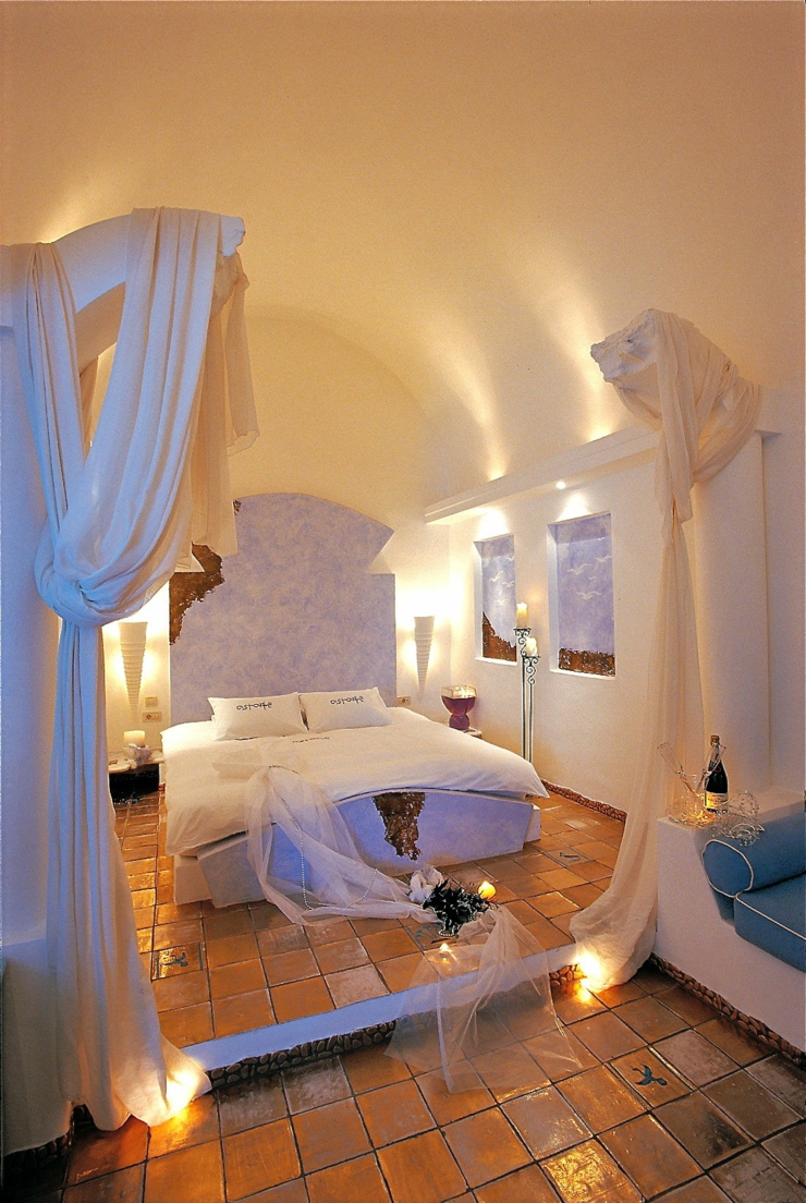 Dormitorio de la suite del hotel boutique con iluminación discreta