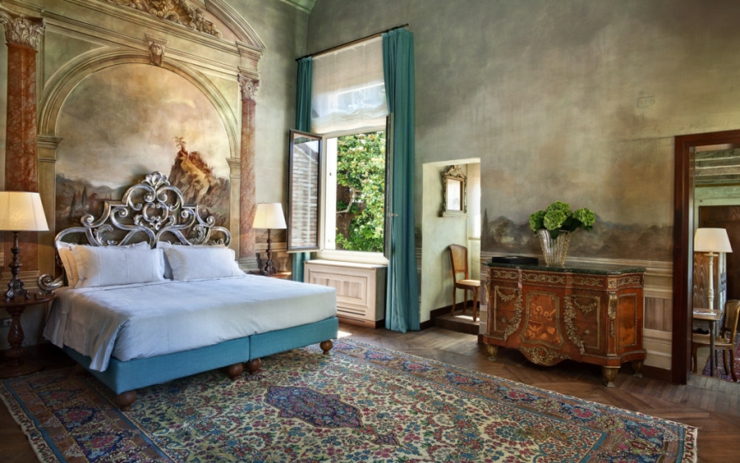 Dormitorio amplio de suite en un reformado palacio veneciano dormitorio deco bien conservado