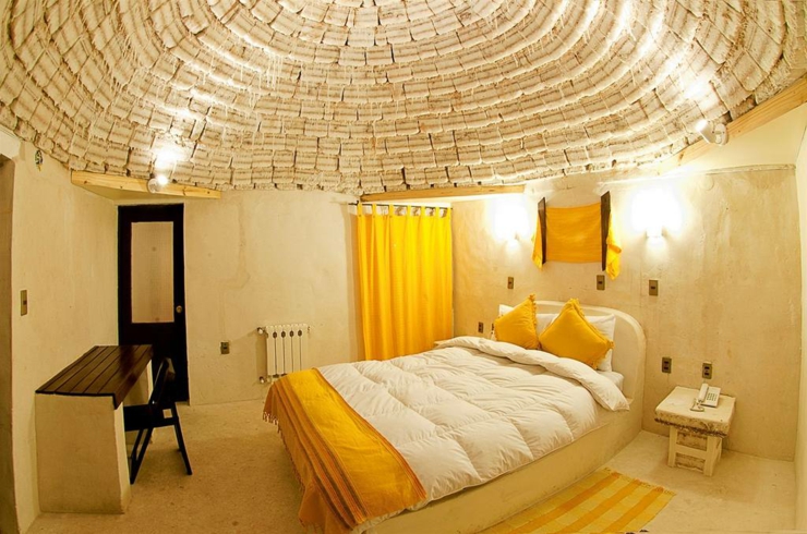 Dormitorio espacioso y confortable con techo muy peculiar habitacion diseno peculiar