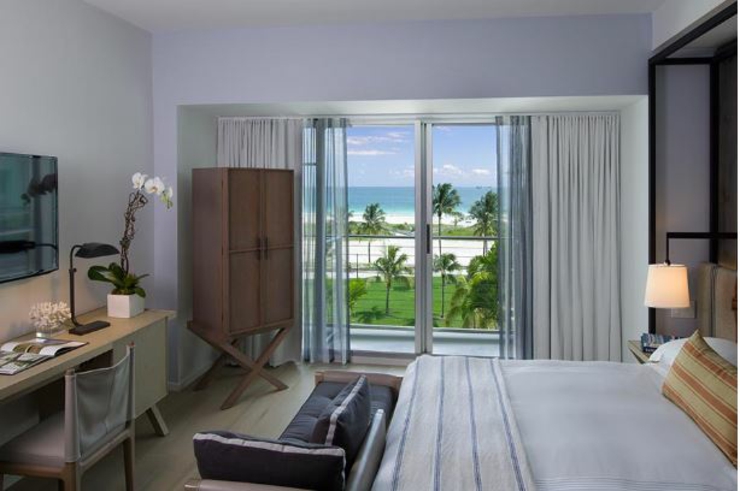 Dormitorio en un moderno hotel en Miami Beach con vistas impresionantes al mar habitacion amplia confortable vistas