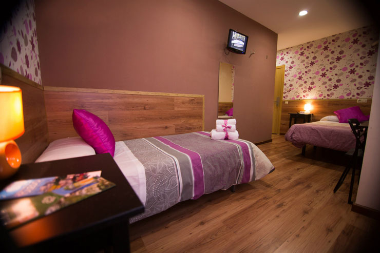 Habitación triple – tres camas para familia con niño dormitorio espacioso hostal centro madrid