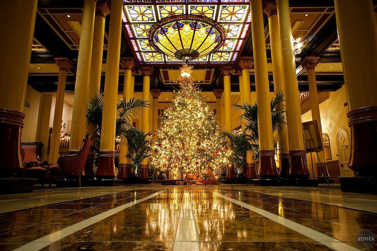 Miles de luces adornan el árbol navideño en el lobby del hotel The Driskill vestíbulo brilla miles luces navideñas