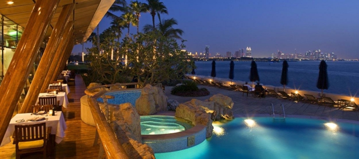 Este hotel ofrece vistas fantásticas hacia el golfo Pérsico turitas disfrutan vistas magnificas