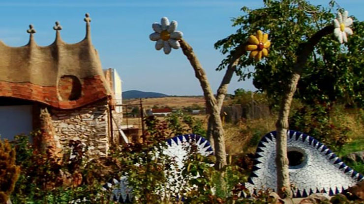 Casa de campo construida por albañil con interés turístico castillo construido estilo gaudi