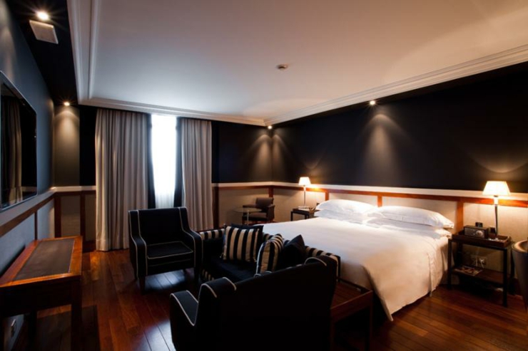 Los visitantes de este hotel en Barcelona disfrutaran de un alojamiento de lujo dormitorio suite amplio diseño chic