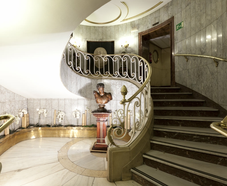 Escalera del Hotel Velázquez Madrid ilustra la belleza del estilo clásico perfeccion diseno clasico