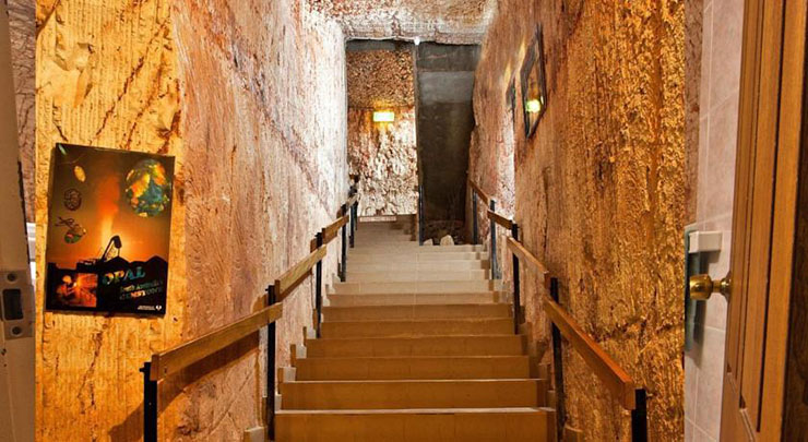 Una escalera lleva los visitantes a 7 metros bajo tierra motel australiano experoencia unica